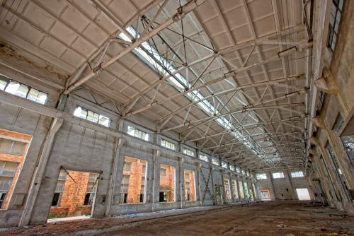 工业区里废弃的钢架结构车间工厂厂房内部